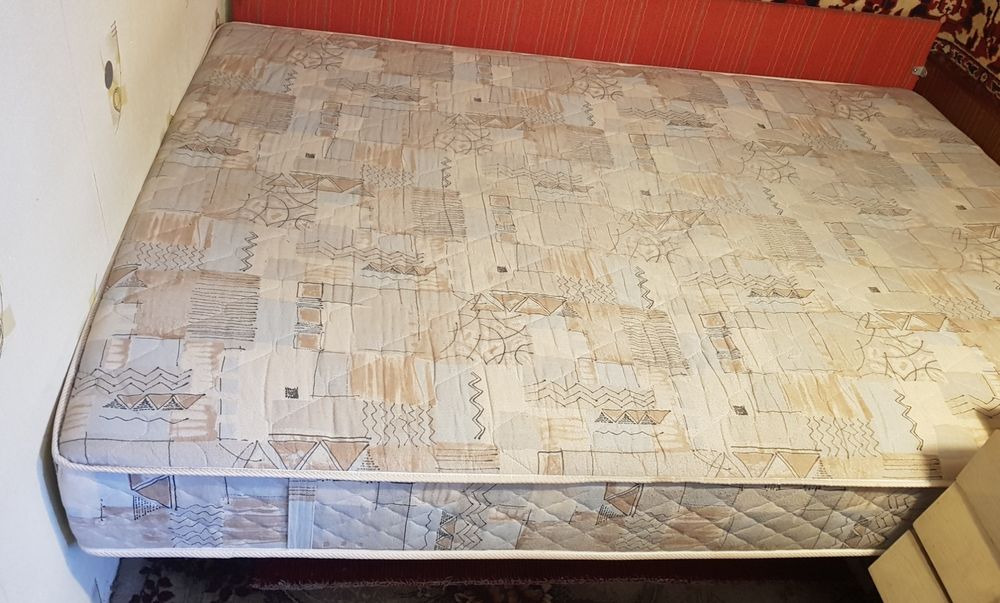 Матрац на двоспальне ліжко.