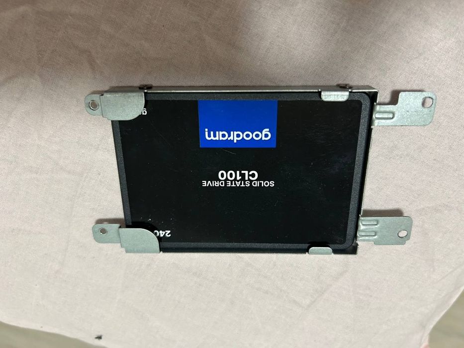 SSD диск Goodram та жорсткий диск HGST