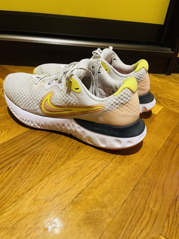 Кроссовки Nike Femme Renew Run 2 размер 40,5