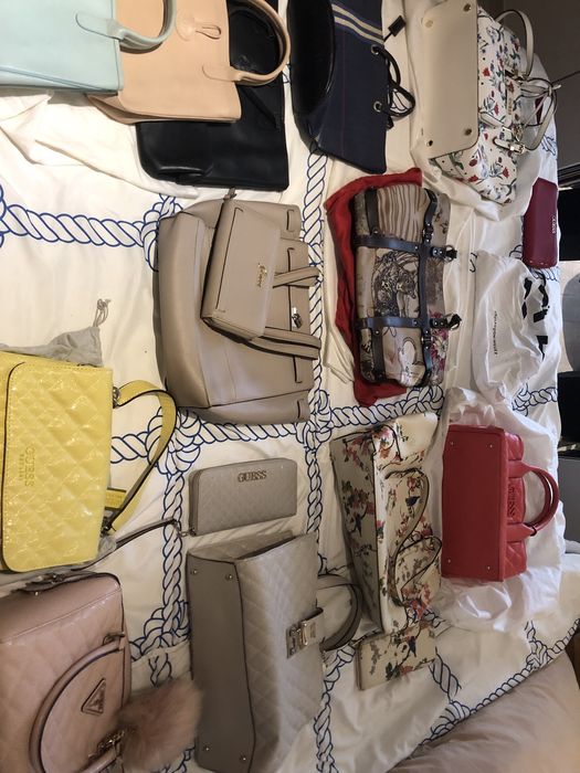 Malas de senhora guess/ferragamo/burberry