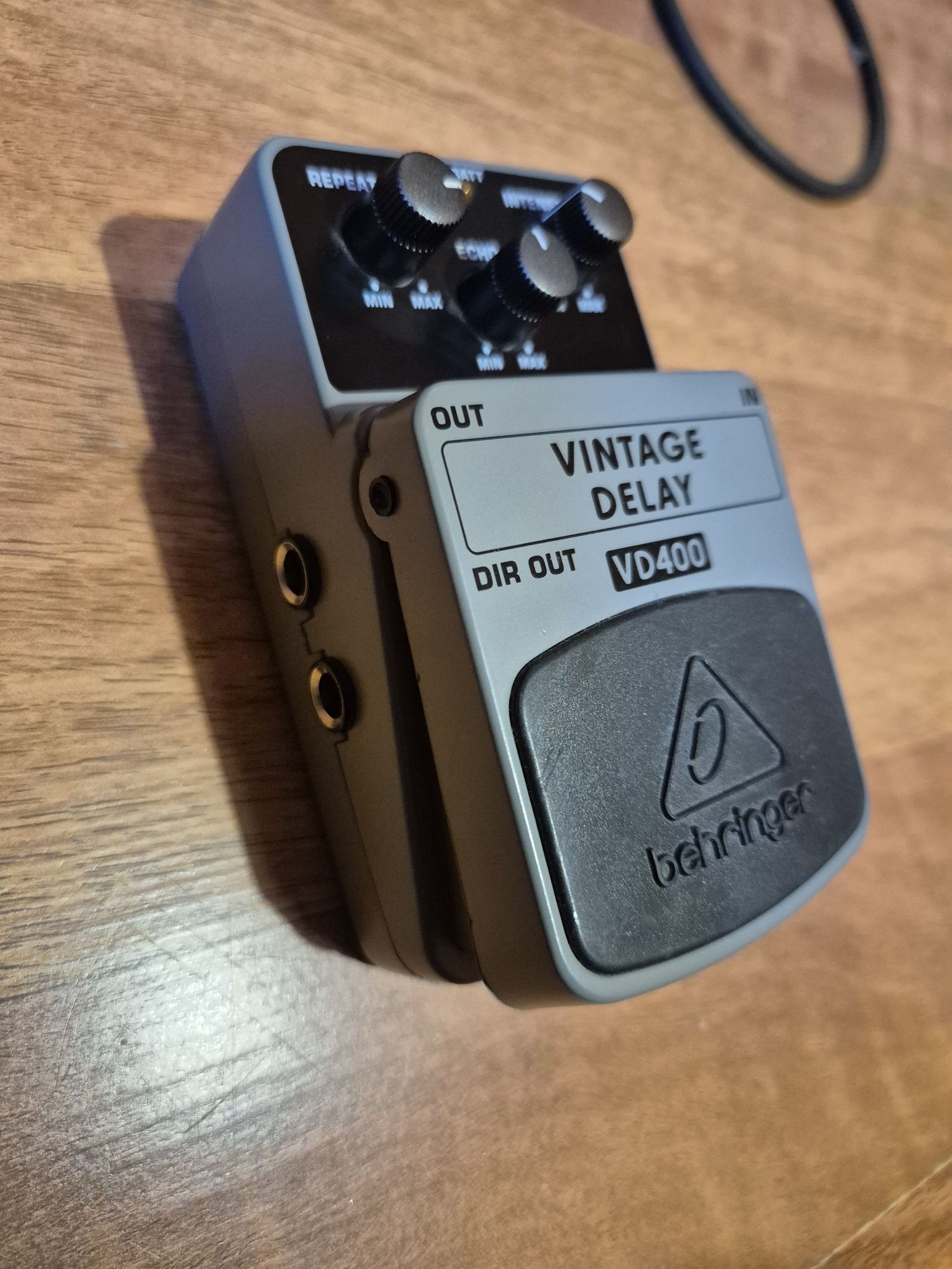 Behringer Vintage Delay VD400 Echo delay analogowy efekt kostka