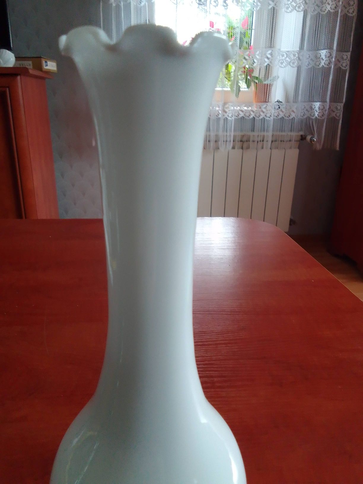 Biały szklany wazon