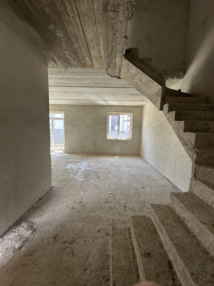 ЗАКРИТИЙ передній ДВІР. Продаж таунхауса 140м2 з гаражем та 2 сот