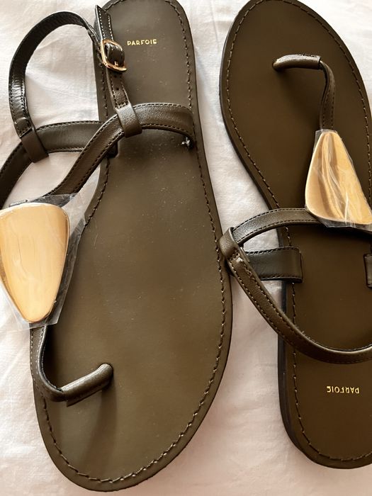 Sandalias verdes e dourada parfois