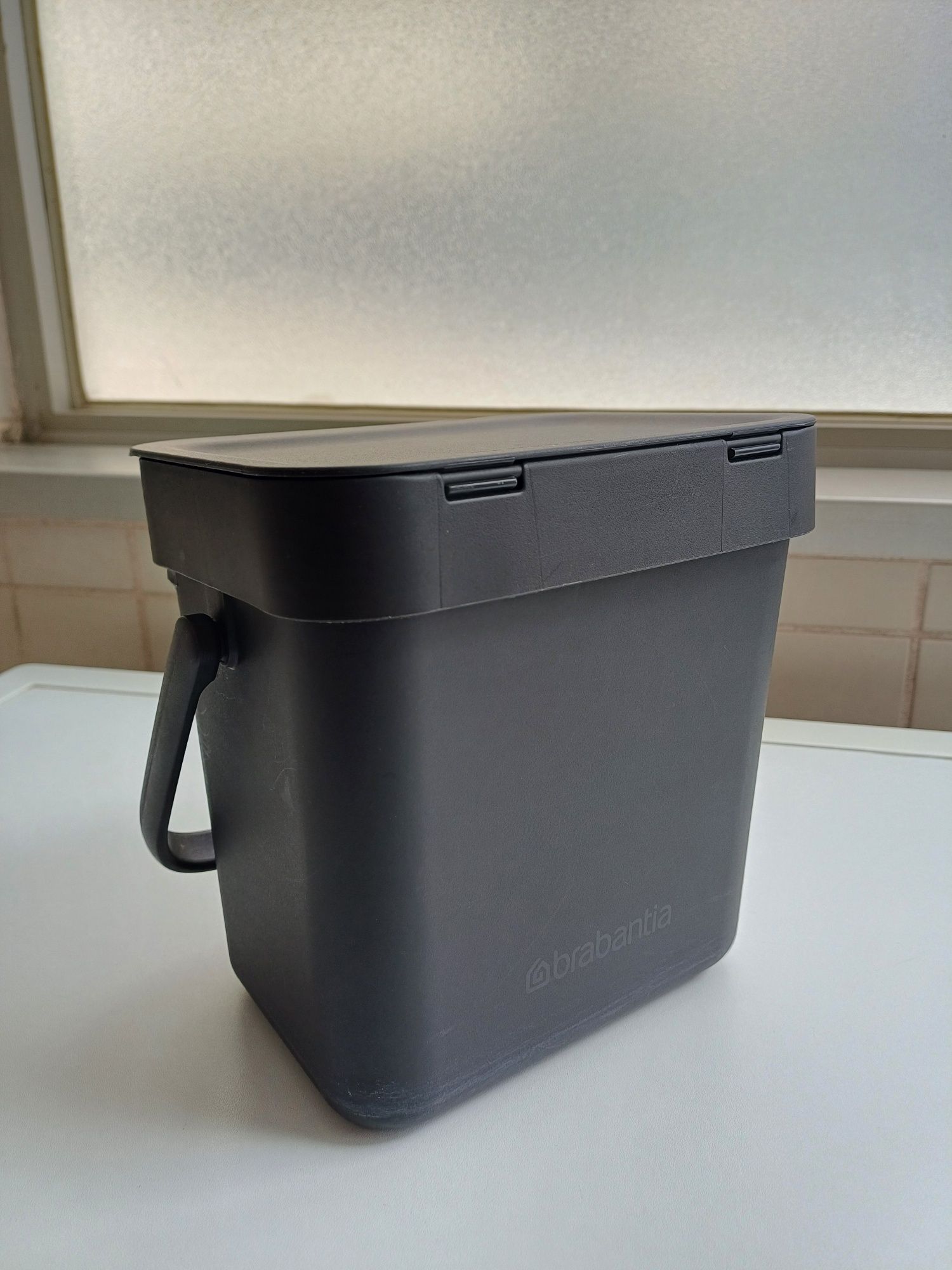 Pequeno balde do lixo da Brabantia, perfeito para resíduos de cozinha