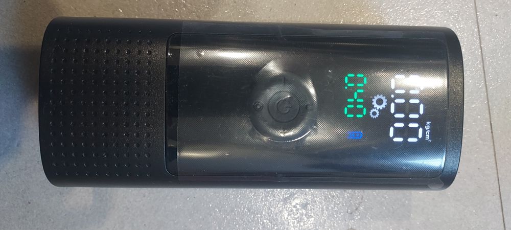 Pompka samochodowa akumulatorowa z latarką