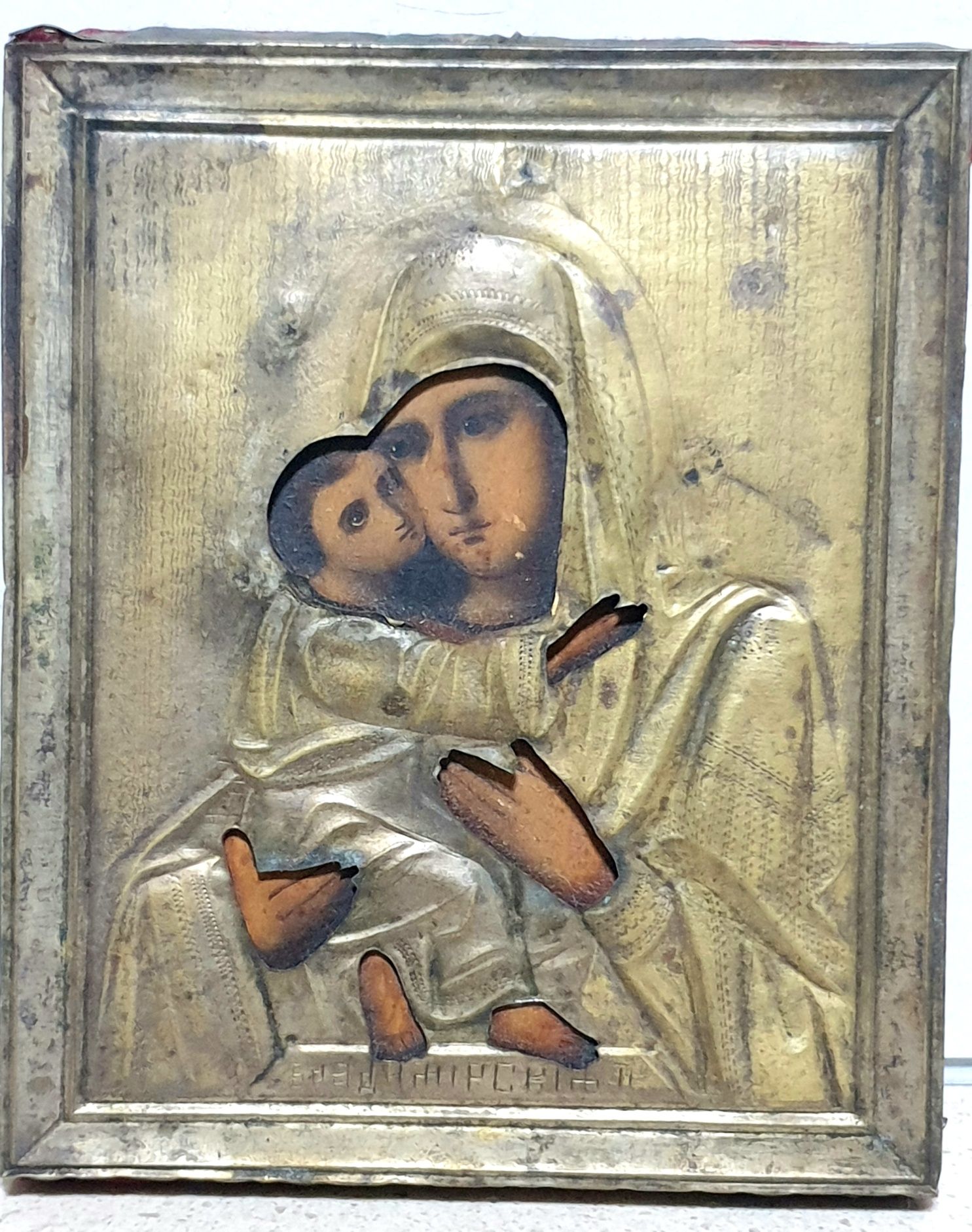 Antigo Ícone russo com a imagem da Nossa Senhora com o Menino