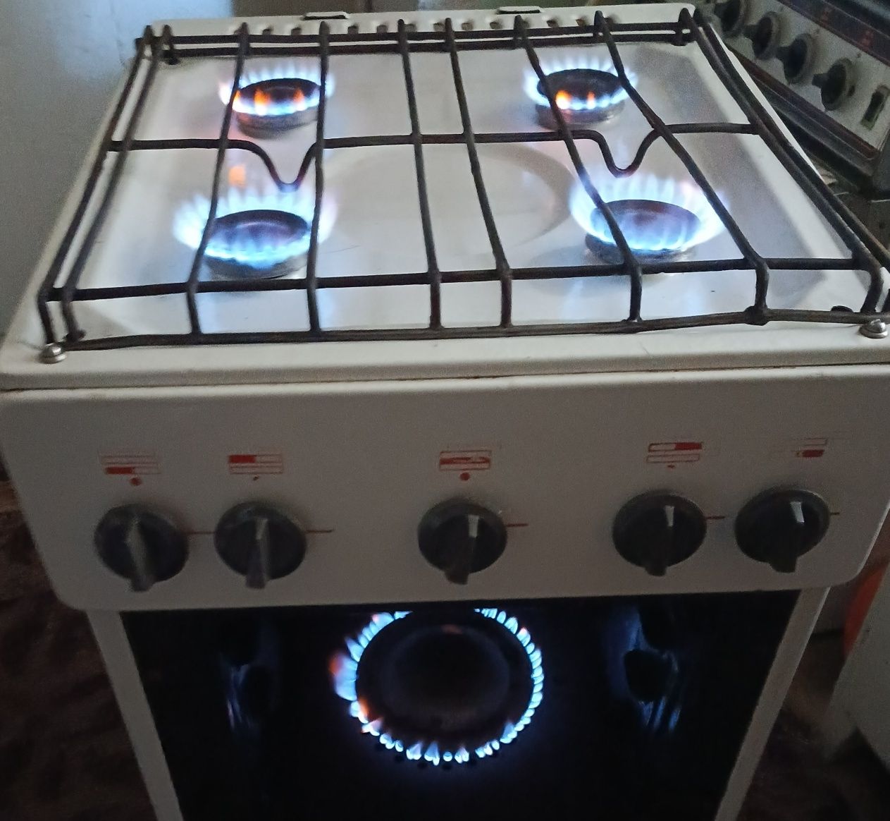 Продам газовую плиту