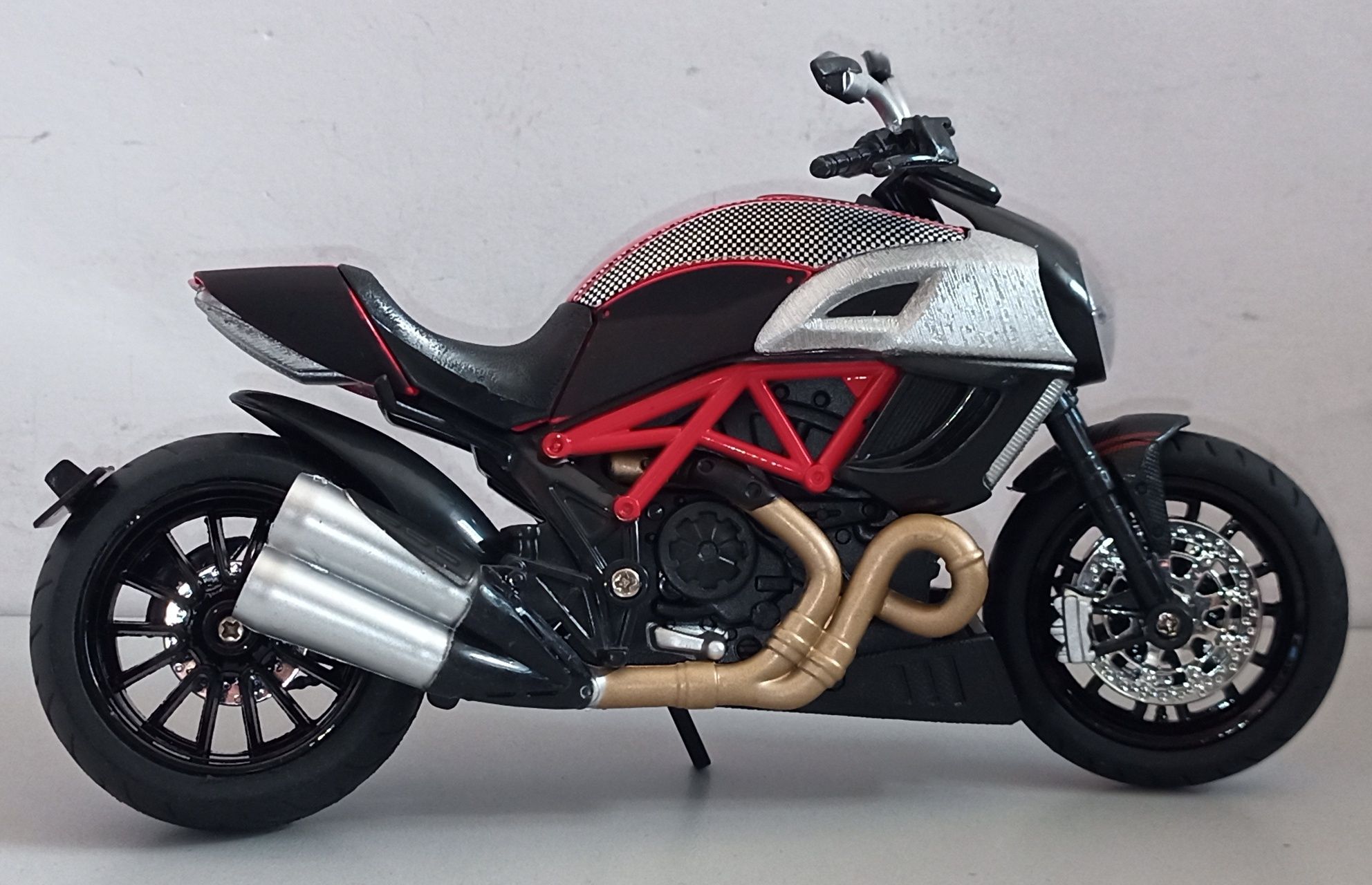 Мотоцикл Ducati Diavel модель 1:12. Звук,свет.