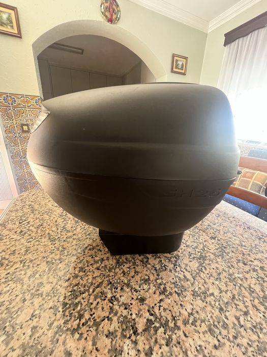 Mala de mota para guardar o capacete , fechada com chave