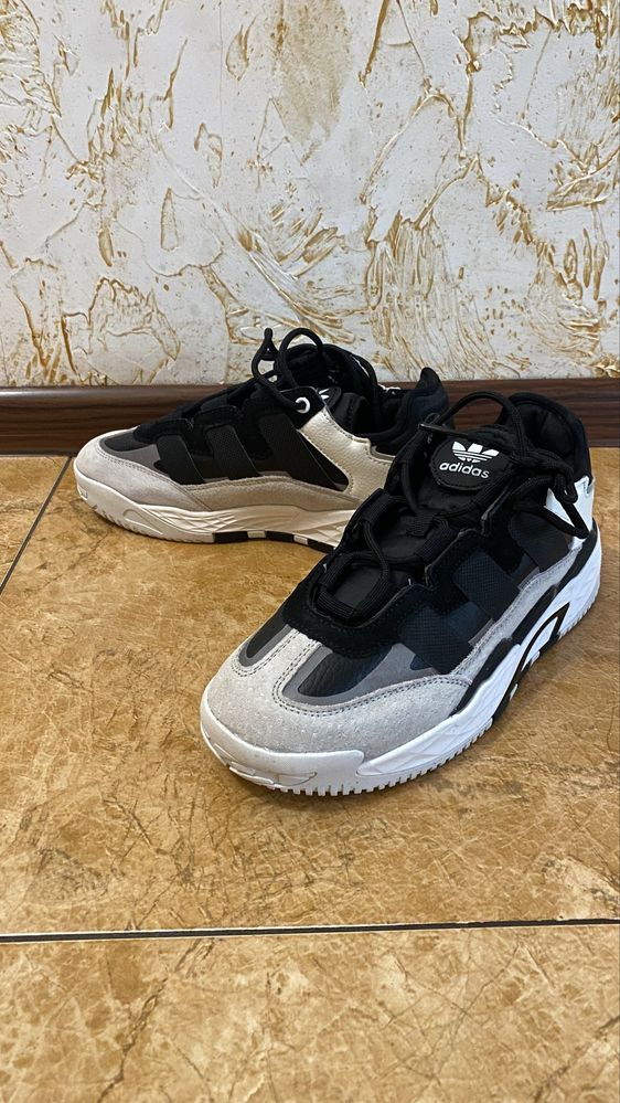 Кросівки жіночі адідас adidas 39р.