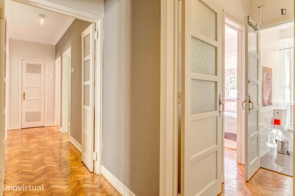 Quarto - localizado em São Sebastião Lisbon