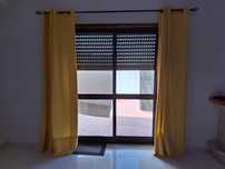 Varão e cortinados amarelos