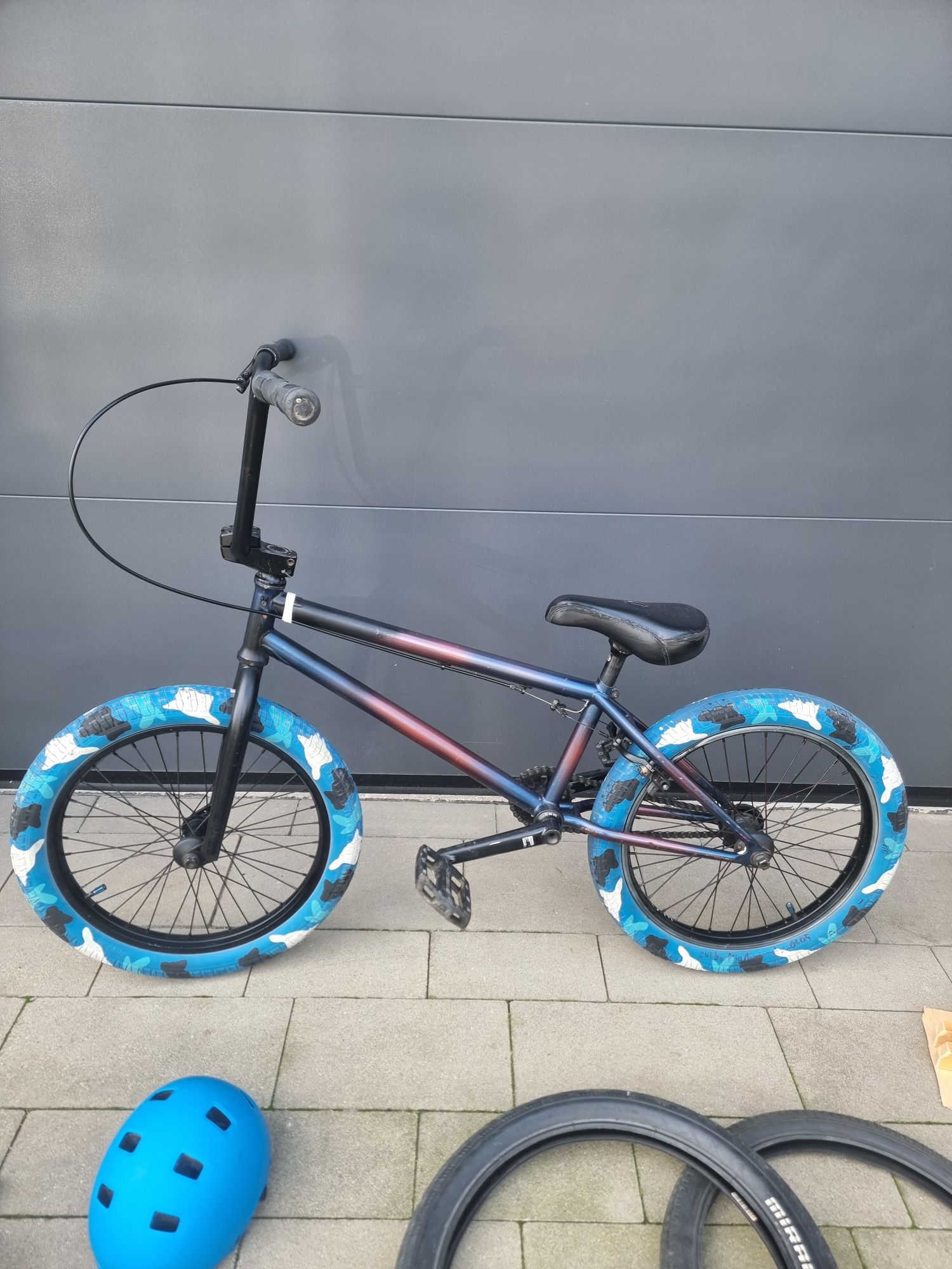 BMX WTP envy 9 + rampa, tyczka/płotek, 2 opony, pegi i kask