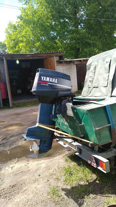 Моторный човен разом з лафетом