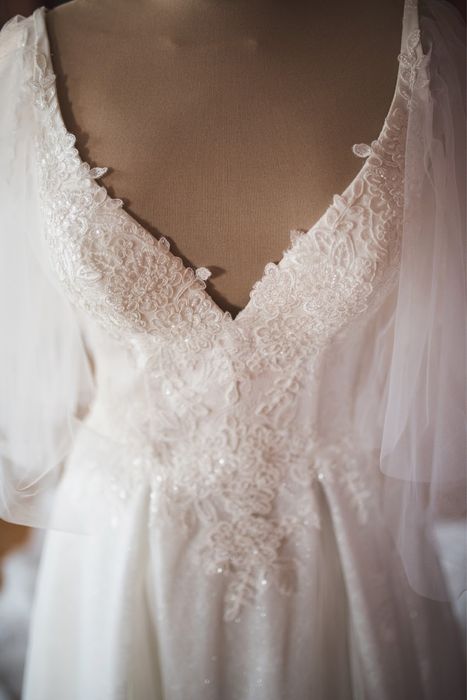 Продам ШИКАРНУ весільну сукню з шлейфом