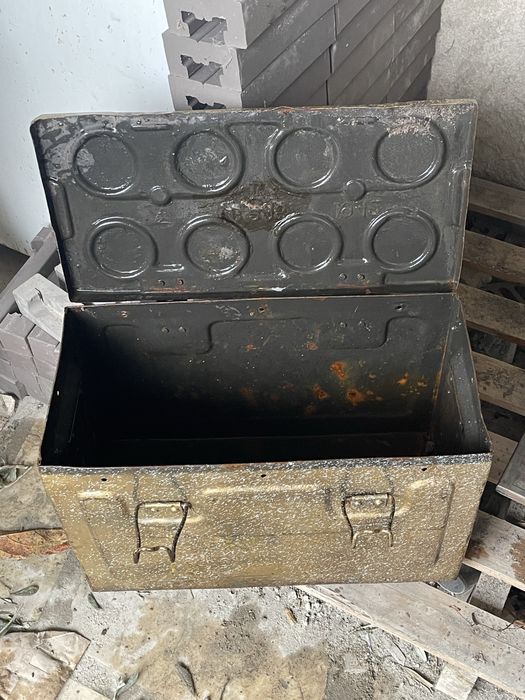 Caixa antiga militar