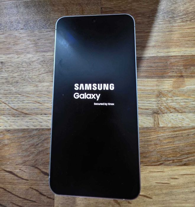 Samsung S24 FE 256MB Kolor Srebrny / stan bd/ Stan jak Nowy