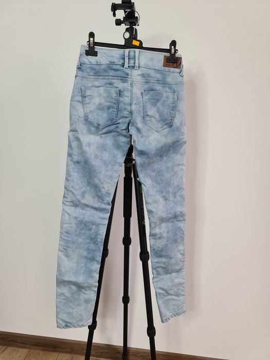 Cropp Chillin jeans marmurkowe jasne jeansy damskie 34/XS