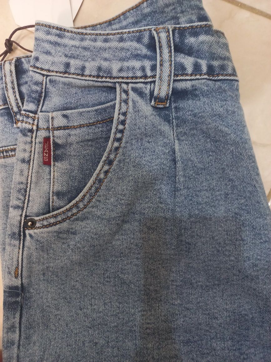 Новые джинсы (стрейч) в красивом голубом цвете на размер 29,31