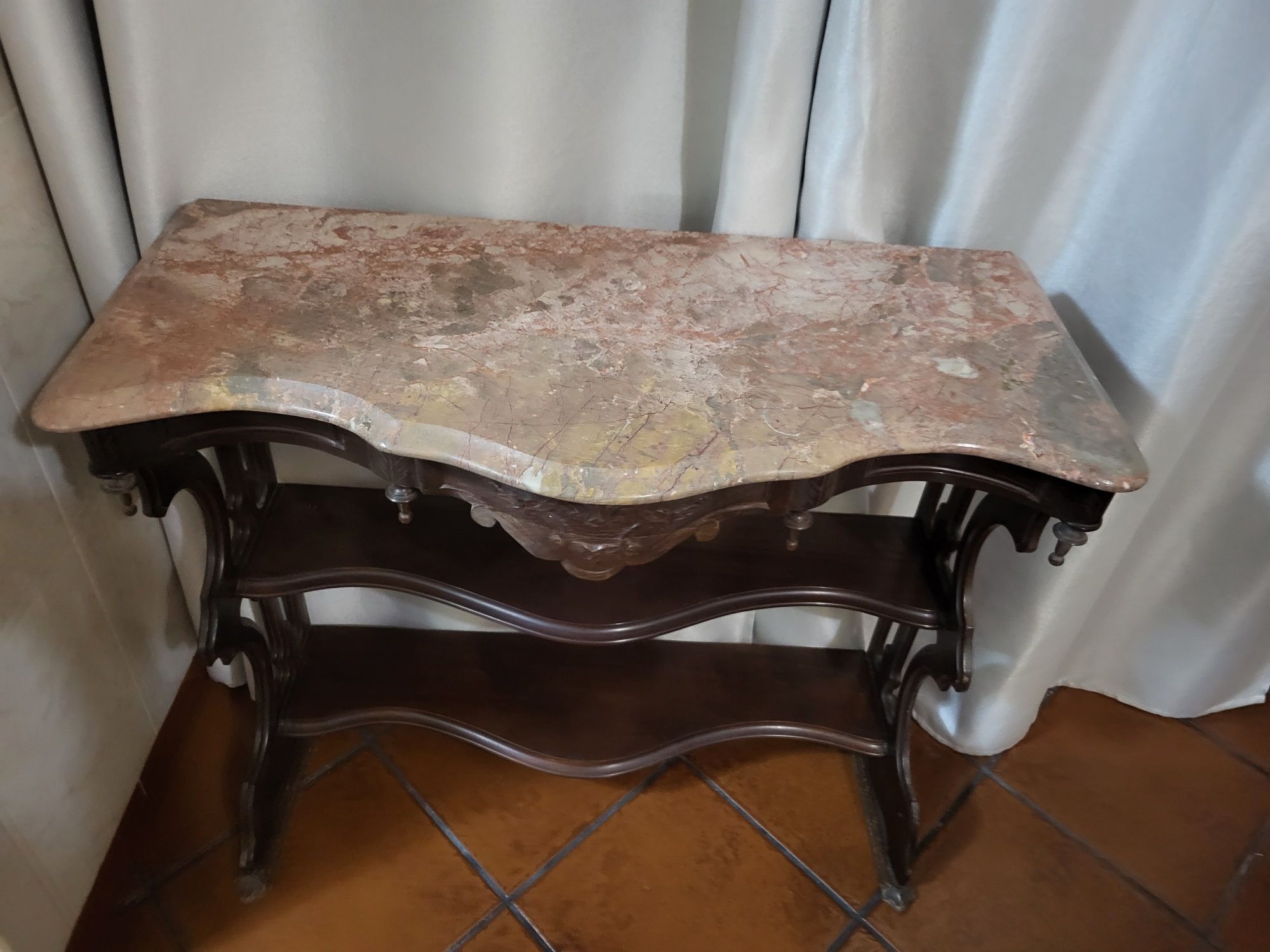 Móvel de entrada com pedra