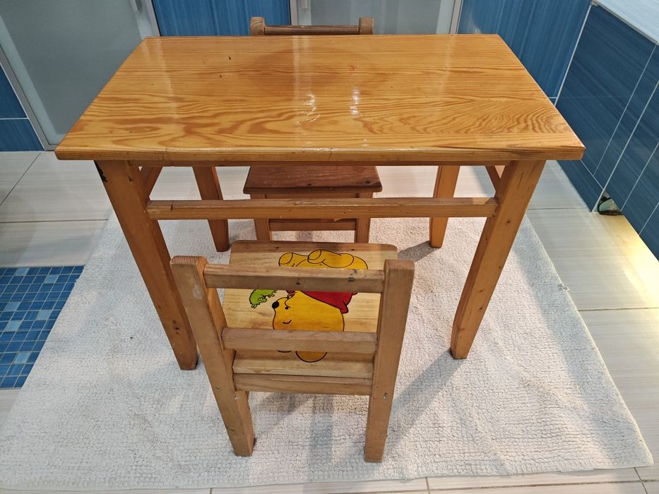 Stolik drewniany z 2 krzesełkami dla dzieci