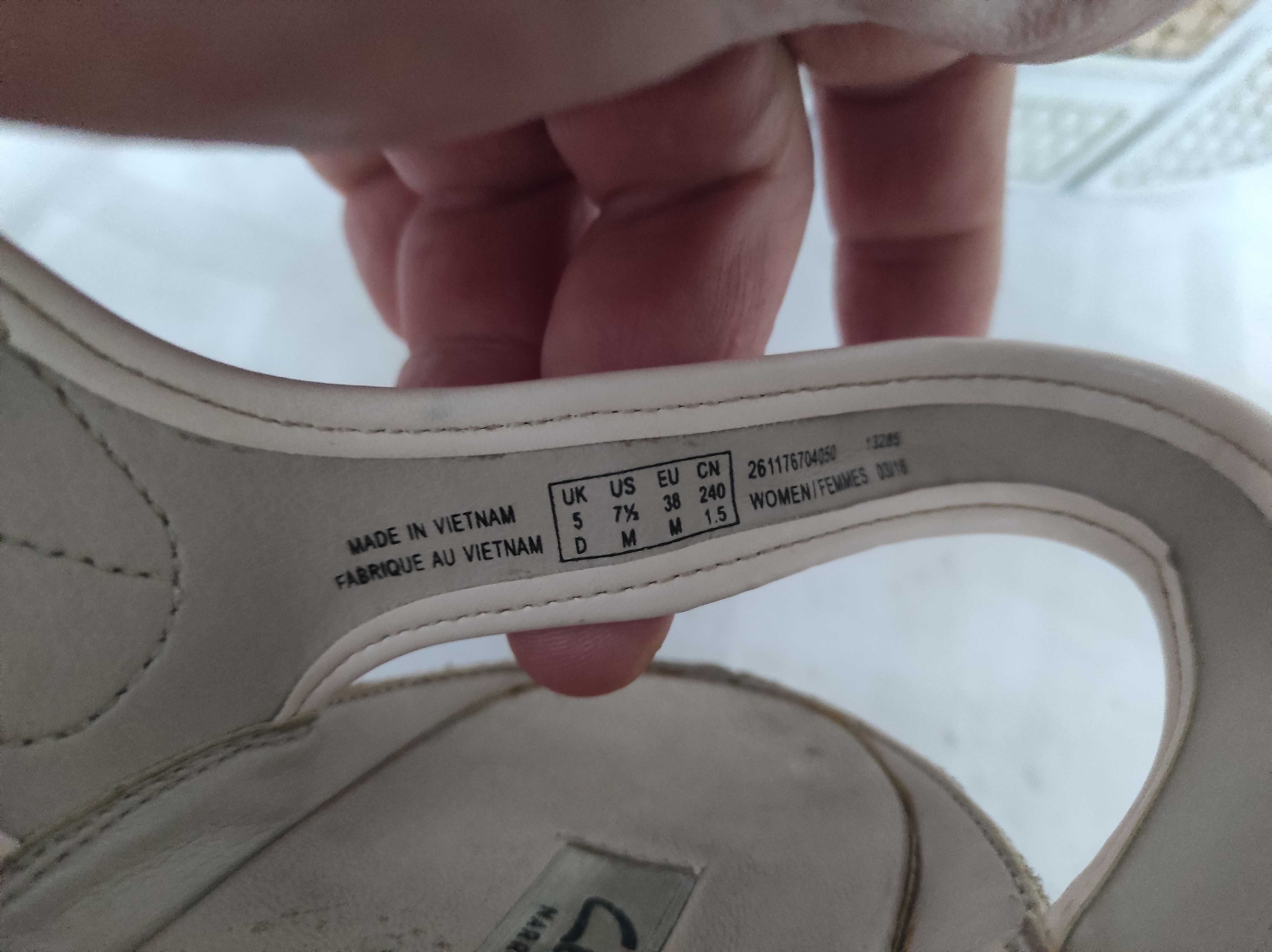 Нарядние кожанние босоножки Clarks narrative р.38