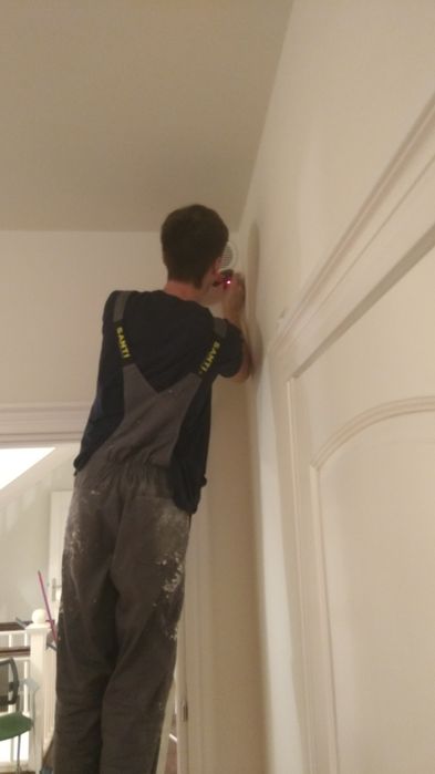 Szpachlowanie, gładzie, malowanie.