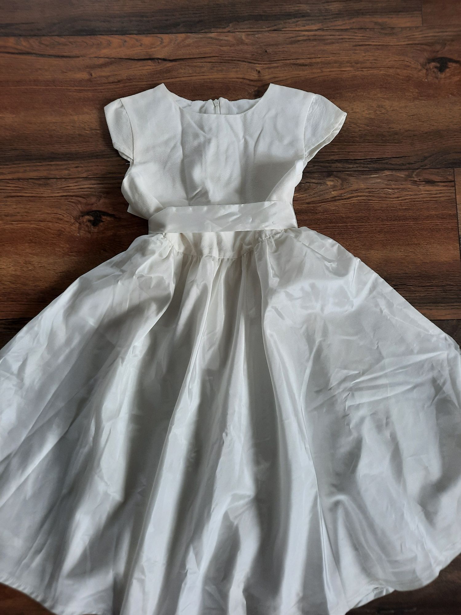 Sukienka biała stan idealny rozmiar 146