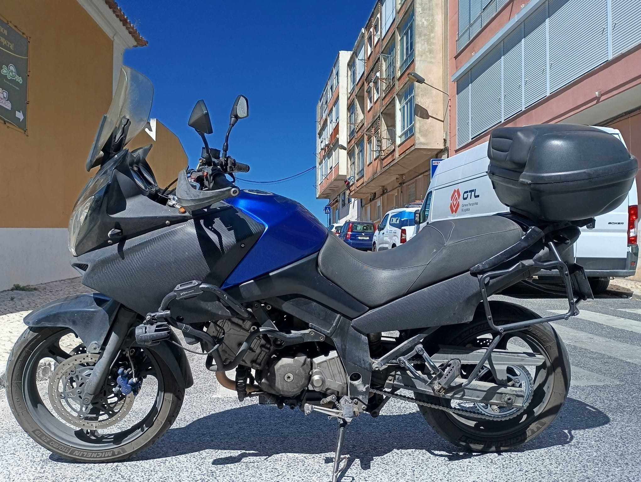 Suzuki V Storm 650 de 2009, em bom estado