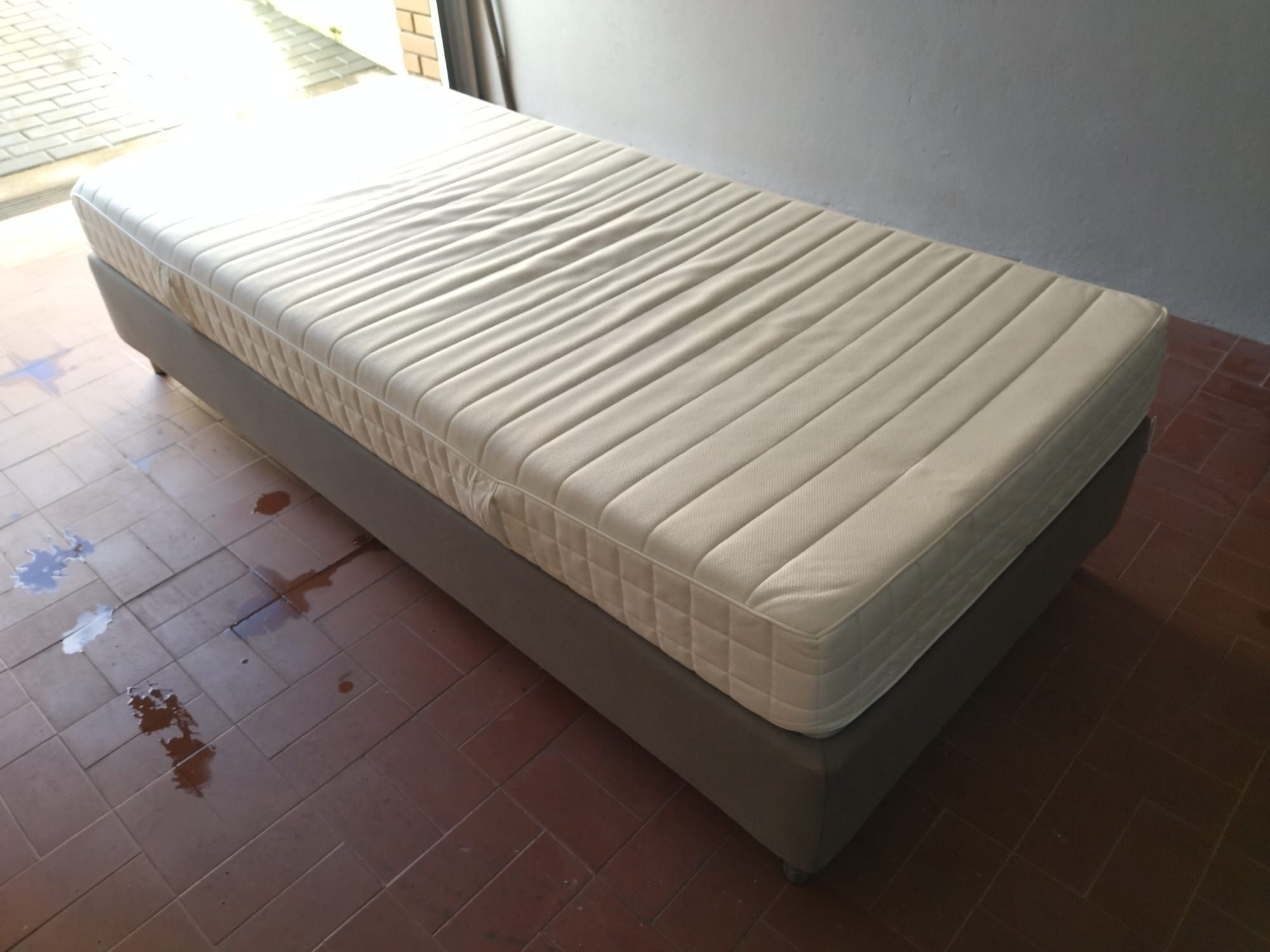 CAMA - Nova!!! Sommier c/ pés em cinza 90×200, já c/ colchão