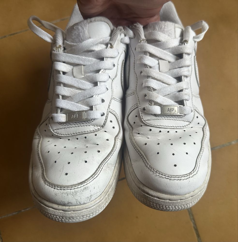 Nike air force 1 com algumas marcas de uso