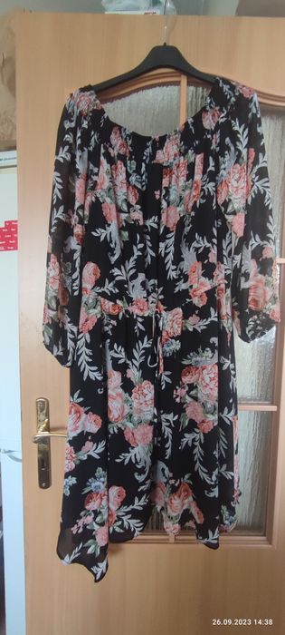 Czarna sukienka w kwiaty New Look