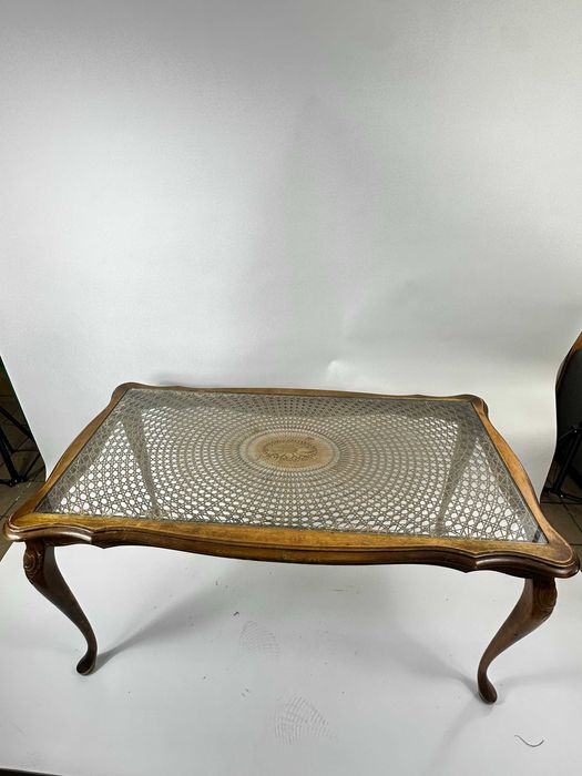 Piękny drewniany stół z ratanowym blatem i szyba vintage.