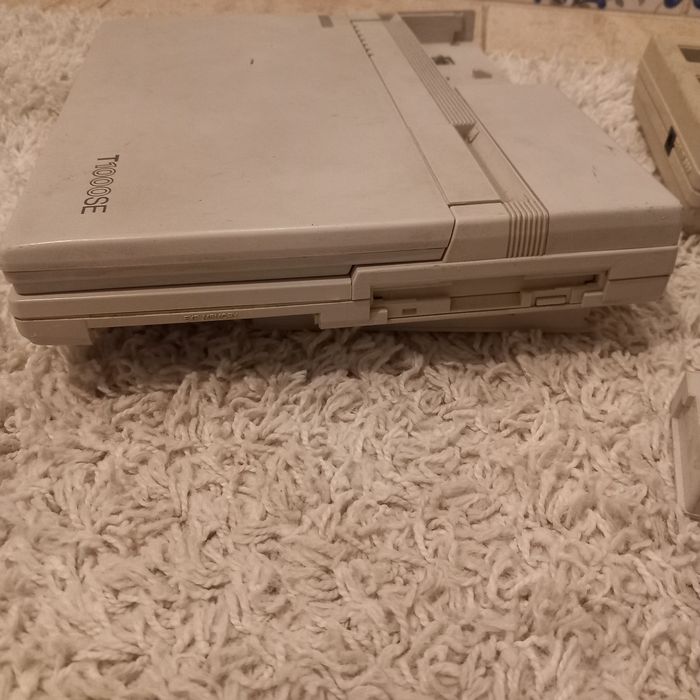 Toshiba  T1000SE vintage laptop