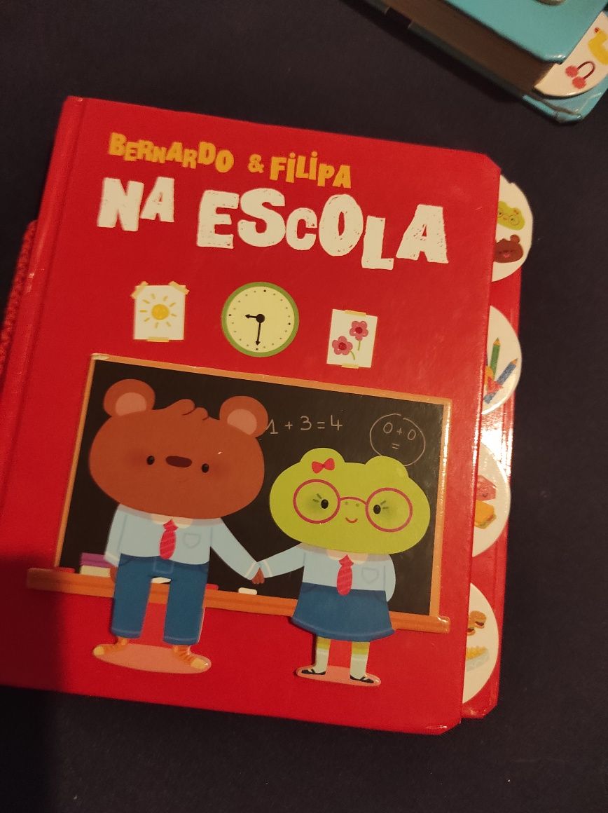Livros e puzzle para criança