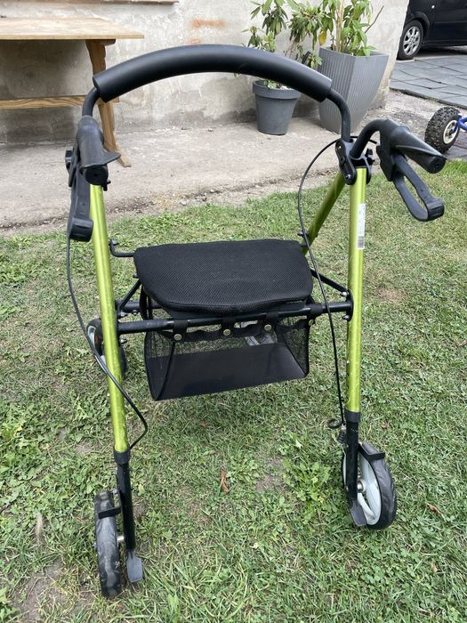 Balkonik z kolkami i siedziskiem dla seniorao