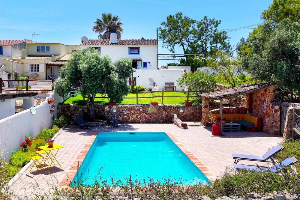 Moradia com 3 Quartos e Piscina, Tradicional, Totalmente Remodelada na