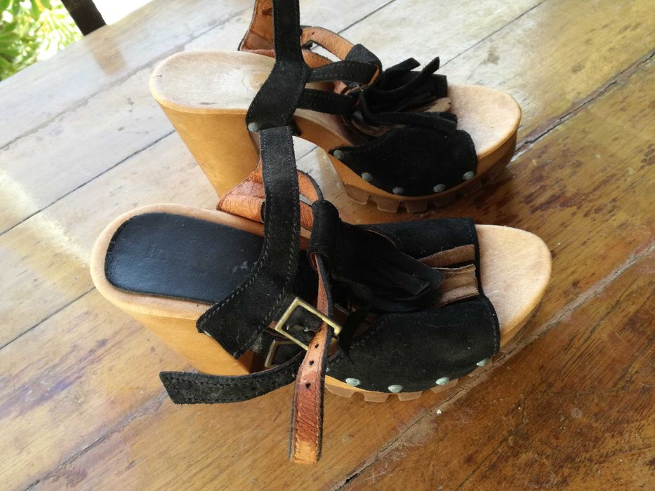 Sandálias pretas de tacão in extenso