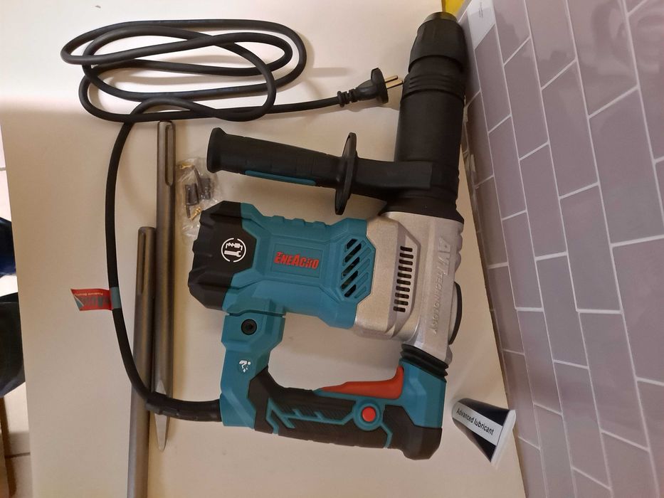 Udarowy młot wyburzeniowy