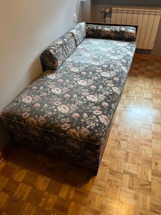 Stara sofa , tapczanik .