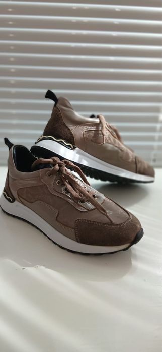 Жіночі кросівки зі натуральної шкіри