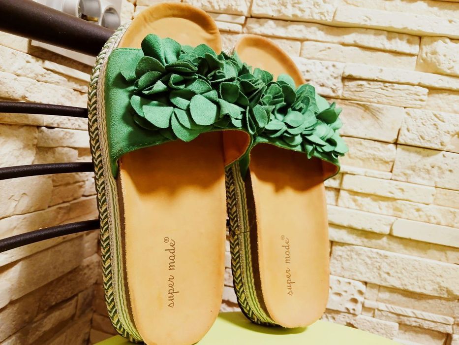 Продам красивые шлепанцы.