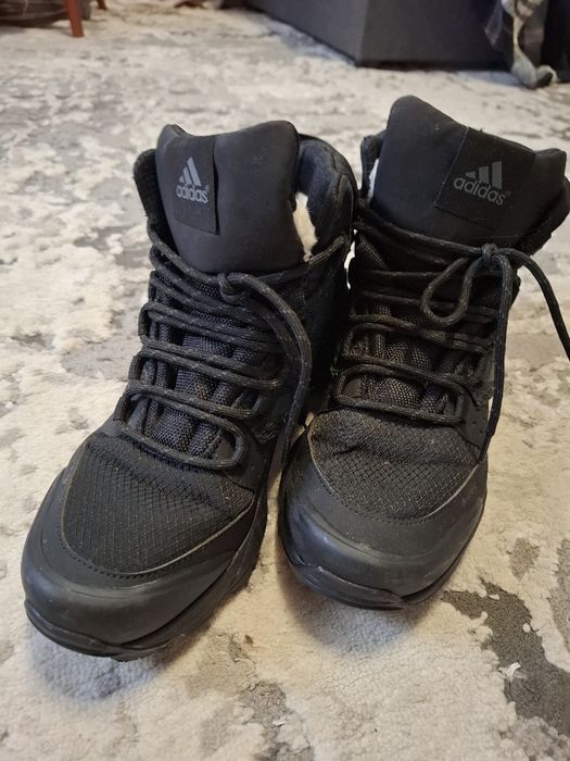 Продам зимові черевики adidas terrex кольору чорного.
