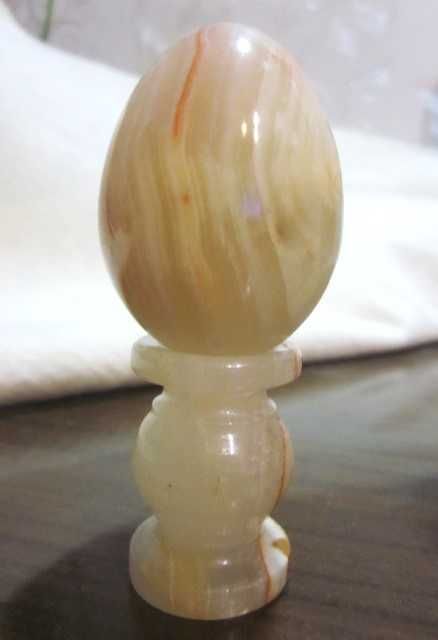Сувенир яйцо яблоко оникс на подставке