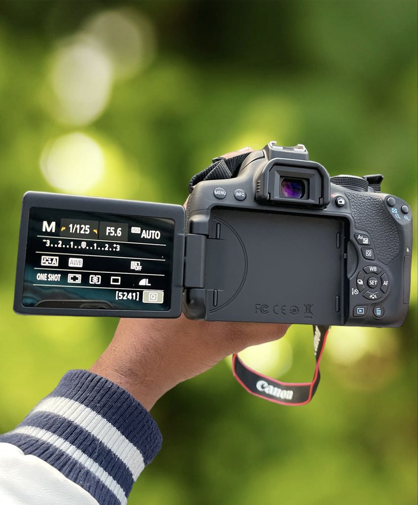 Canon Eos 750D WiFi/ecra tactil com lente 18-55mm e bolsa