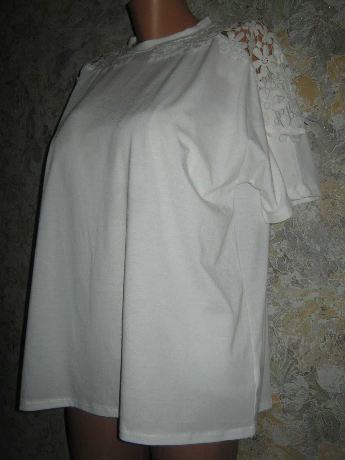 (не ношенная) трикотажная блуза с  декором на плечах большой размер