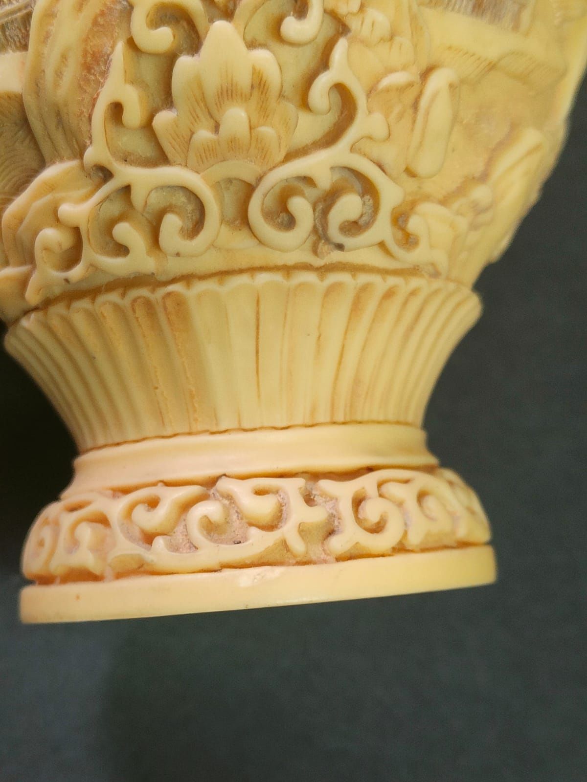 Vaso em resina oriental