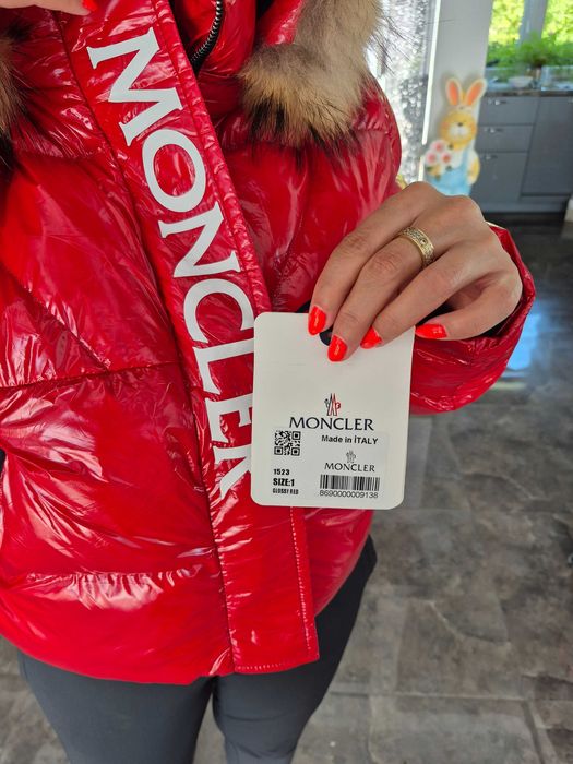 Piękna puchowa kurtka damska Moncler rozm. M z naturalnym jenotem
