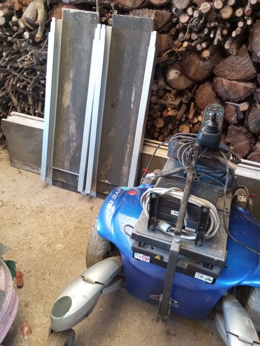Vendo cadeira de rodas elétrica com dois carregadores pela melhor ofer